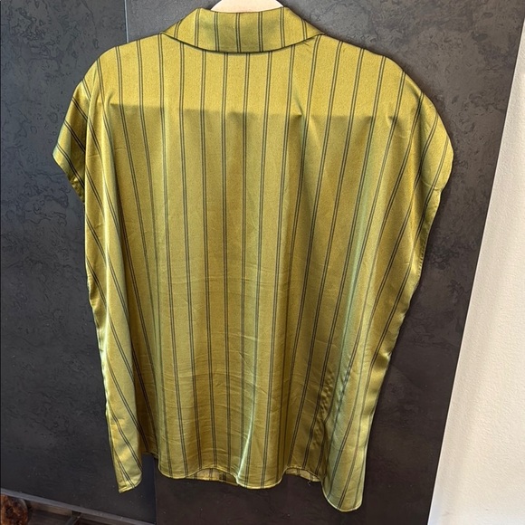 Halogen Yellow Green Sleeveless Boxy Button Down Shirt - Picture 4 of 5